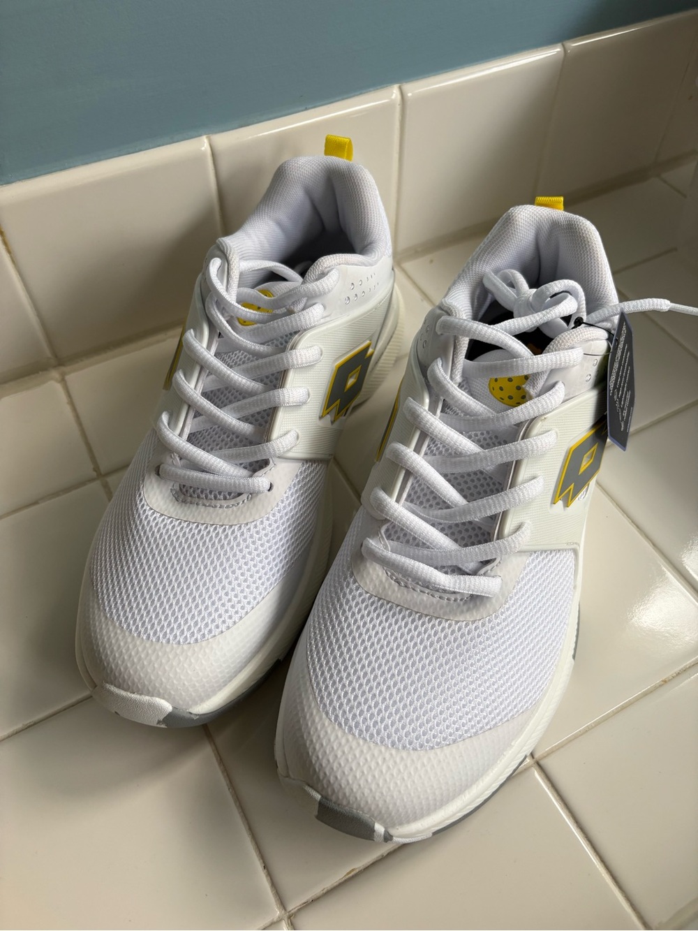 NWOB Lotto Pronto 400 Women's Tennis Pickleball Shoes - White/Yellow  Size 9.5